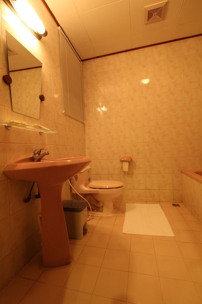 Hundred Moon Hotel Yangon Ngoại thất bức ảnh